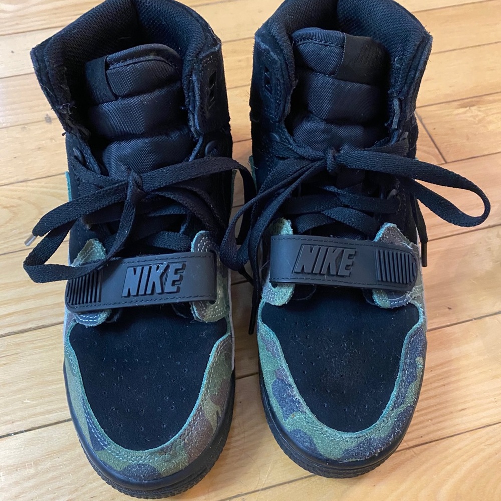 Size 4y jordans black/army